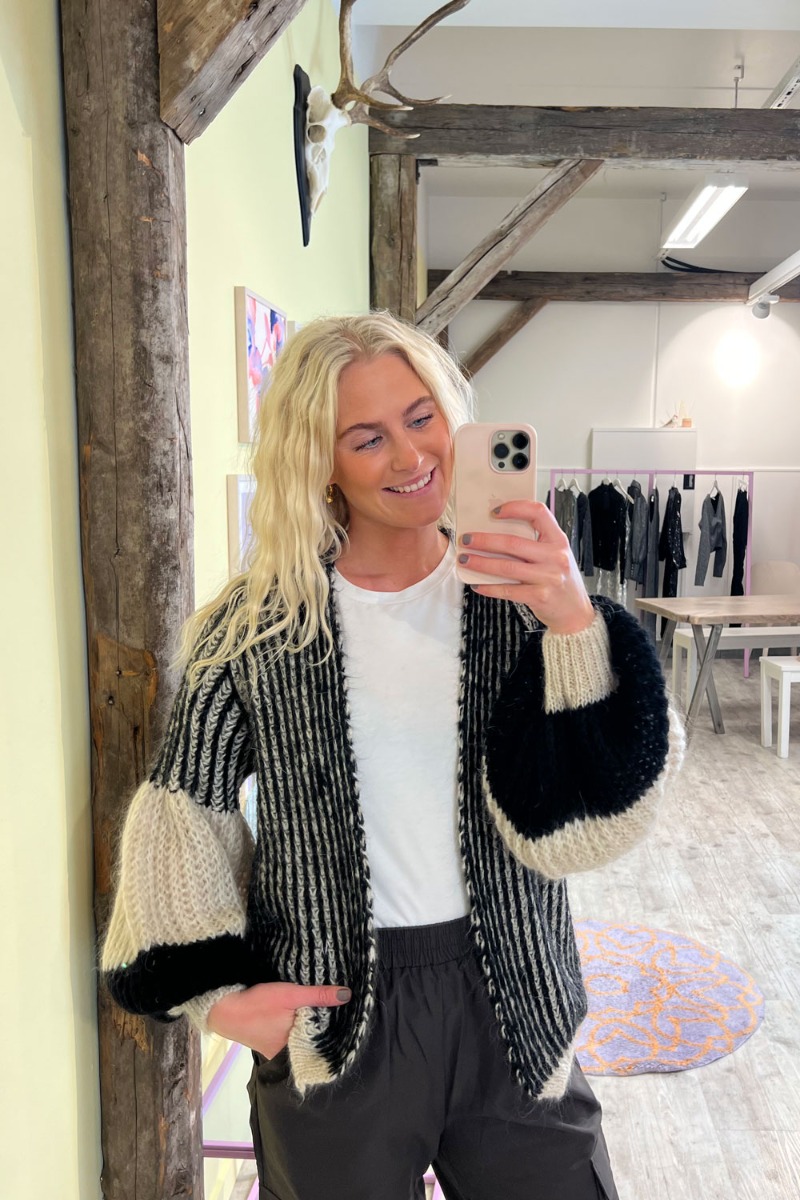 Noella Cardigan Liana Knit Cardigan Cream Black i Store Plus Size Størrelser